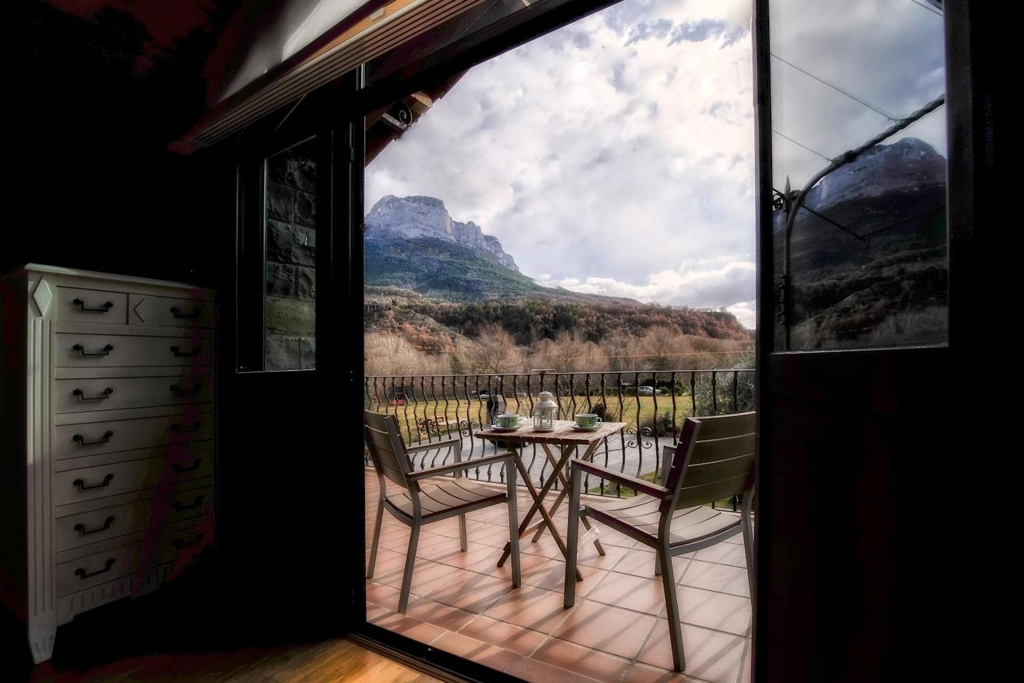 Casas La Ribera Ordesa Guest House เอสกาโลนา ภายนอก รูปภาพ